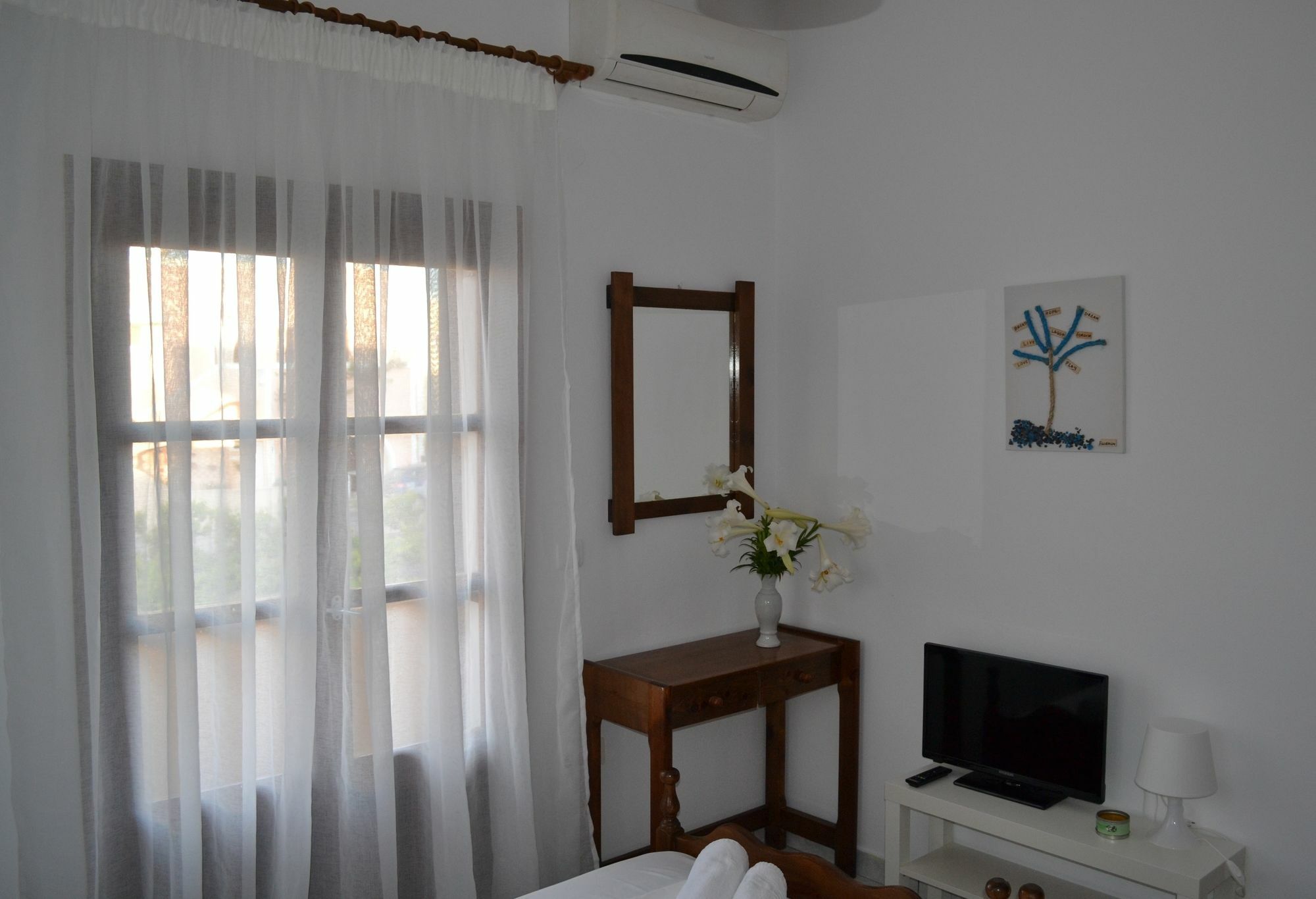 Floralia Hotel Karterados  Buitenkant foto
